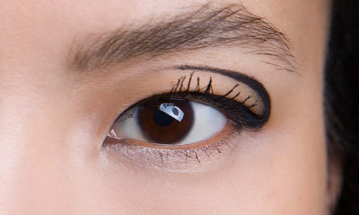 How to make round eye oblong by means of eyeliner