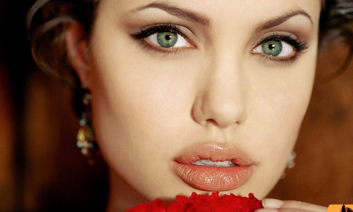 What make-up will be suitable for big green eyes