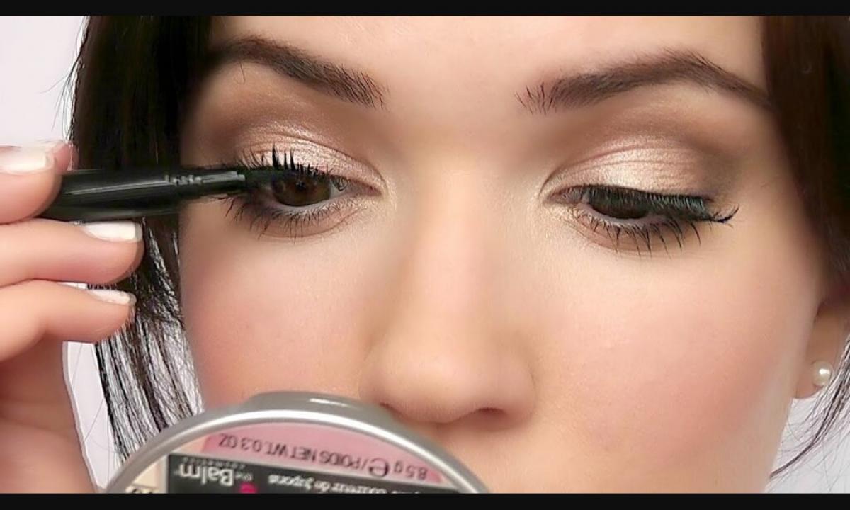 As it is correct to apply ink on eyelashes