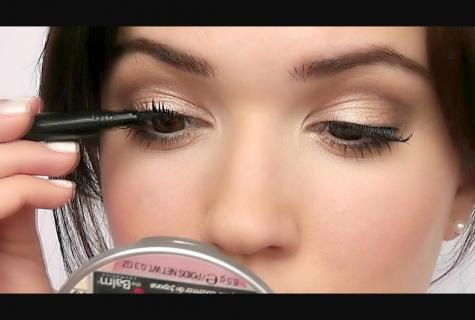 As it is correct to apply ink on eyelashes