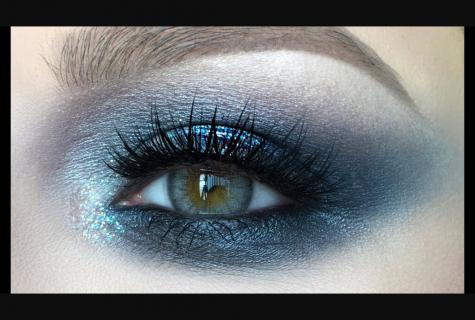 As it is correct to use blue shadows for blue eyes