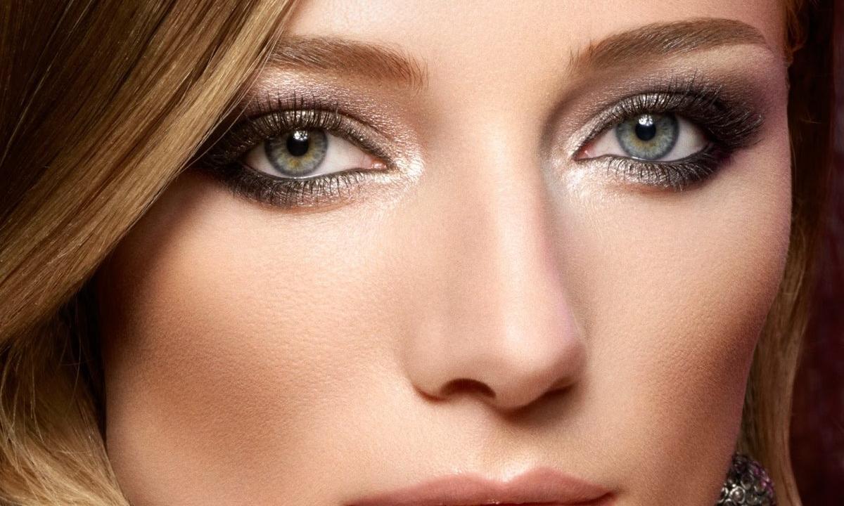 What make-up to make to the blonde with green eyes