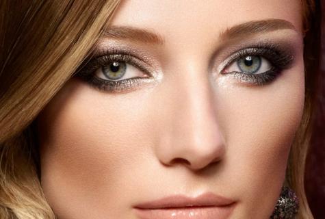 What make-up to make to the blonde with green eyes