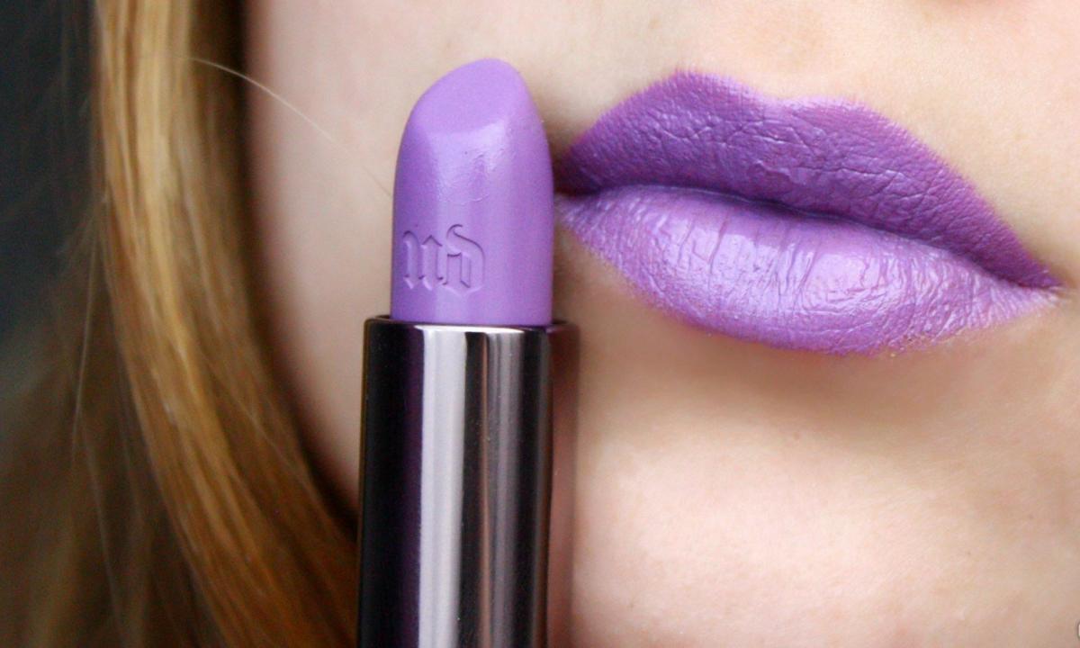Whether lilac lipstick suits the blonde