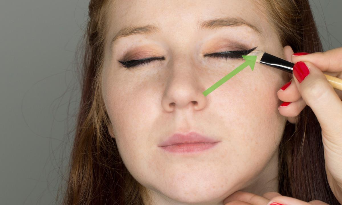 How to apply spangles on eyelids