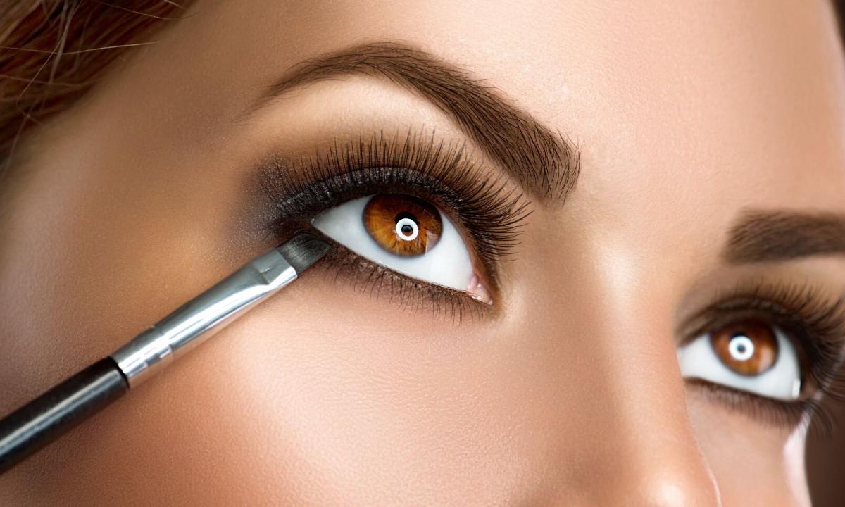 Beautiful make-up of eyes: step-by-step description