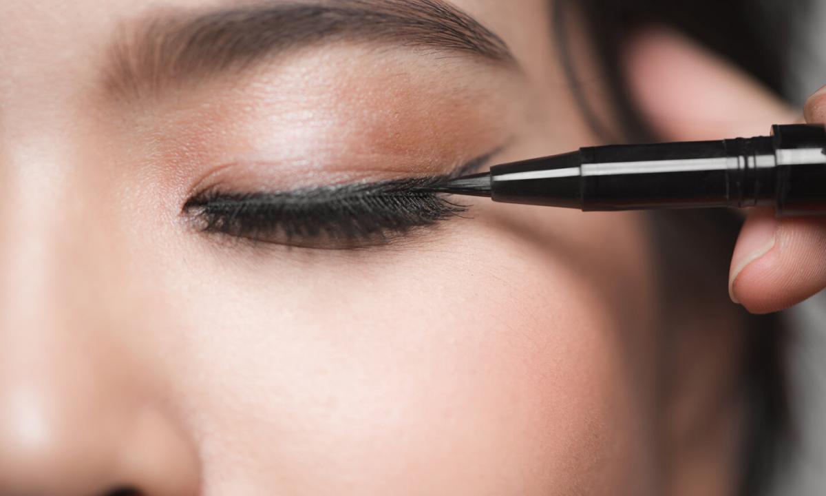 As it is correct to make up eyebrows with pencil
