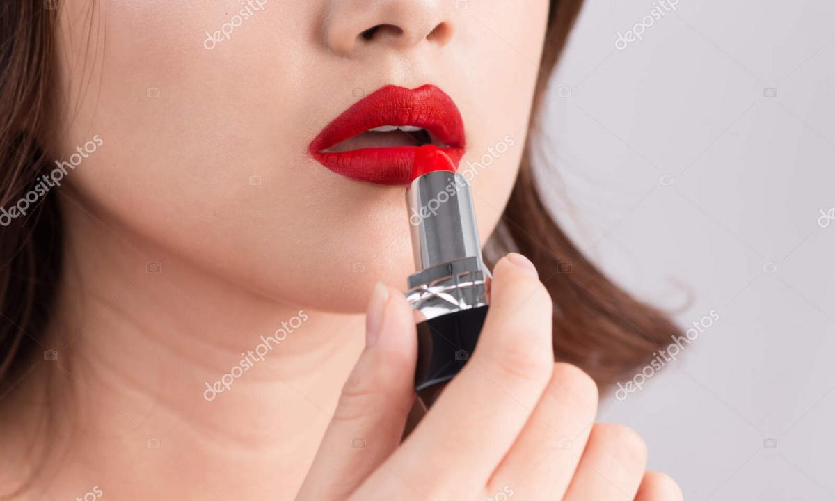 How to the girl to pick up red lipstick?