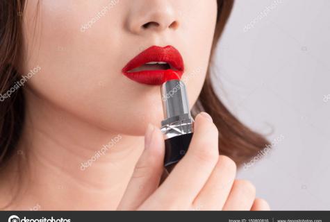 How to the girl to pick up red lipstick?