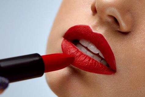 How to apply correctly lipstick