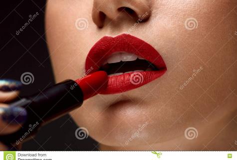 How to apply bright lipstick