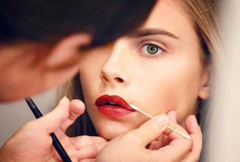How to place emphasis on lips in make-up