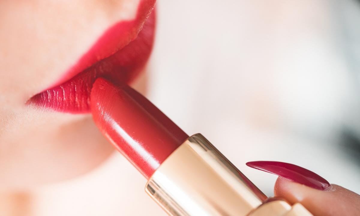 How to pick up red lipstick