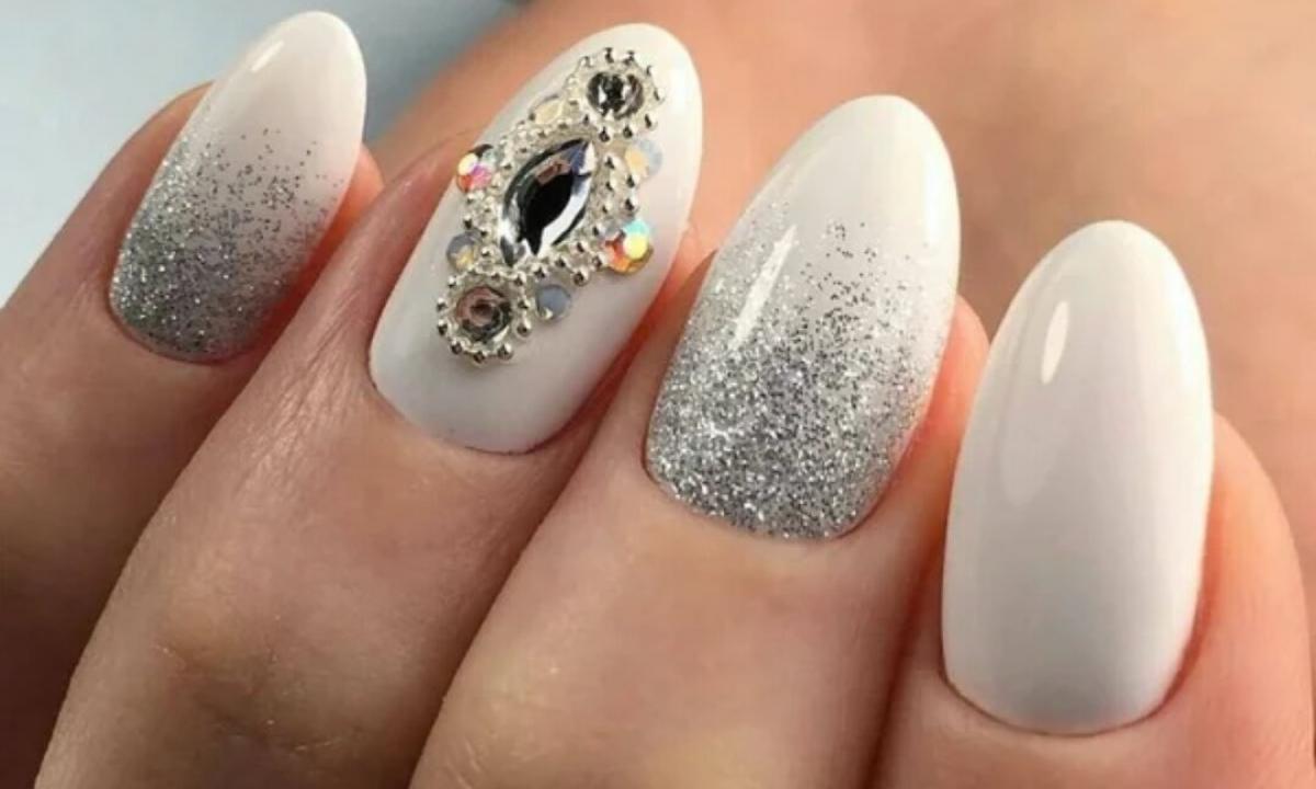 How to paste rhinestones to nails