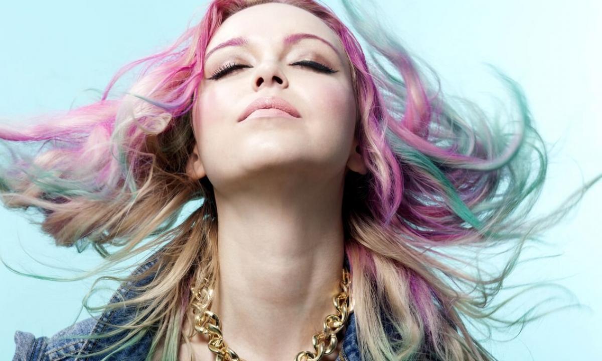 As to dye hair in bright color