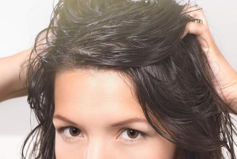 How to clarify colored dark hair