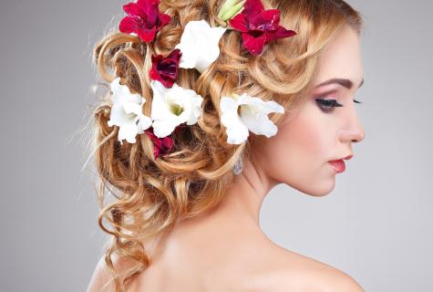 As it is possible to decorate hair beautifully