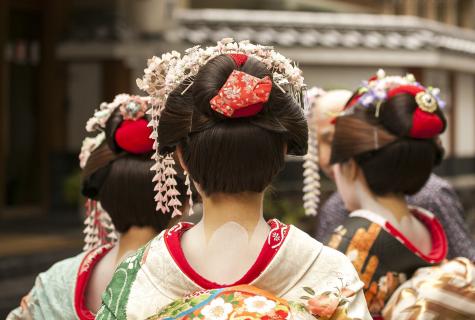 Japanese hairstyles: how to make and with what clothes to combine
