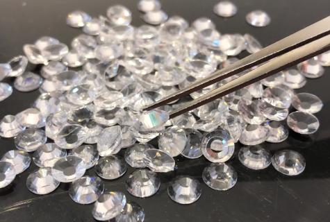 How to fix rhinestones for hair