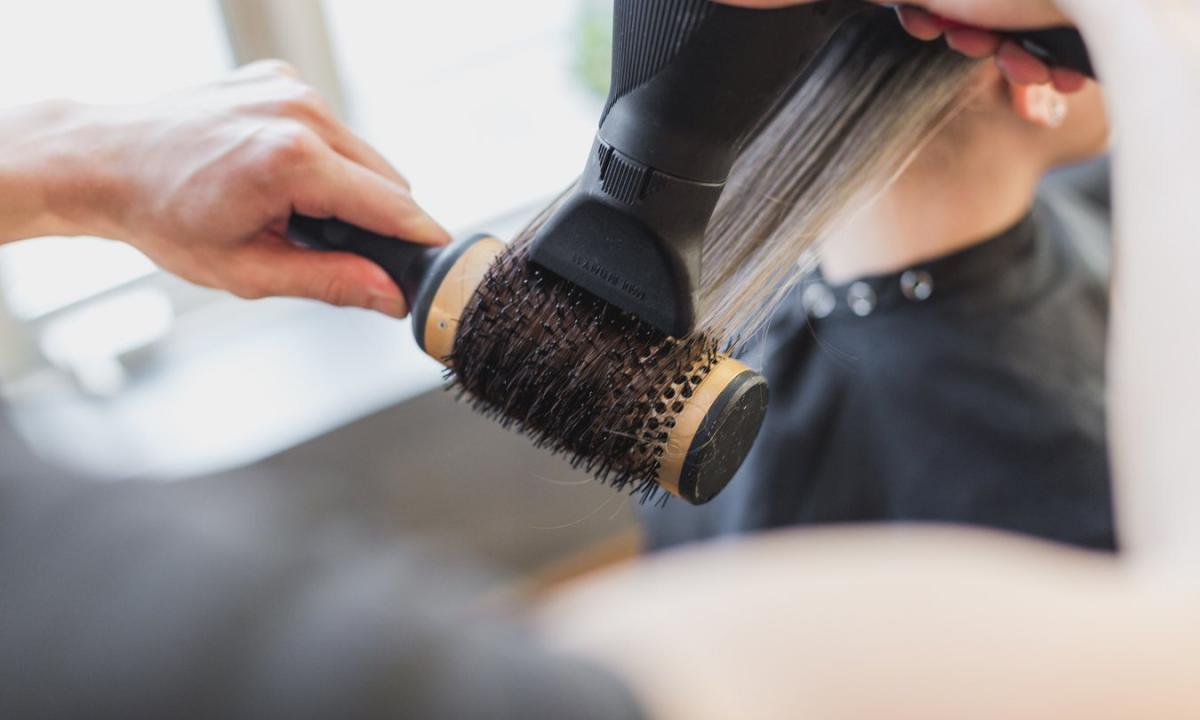 How to style hair the hair dryer and brush