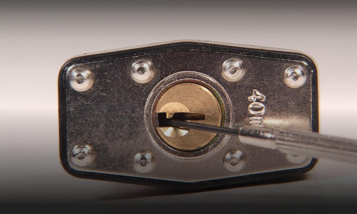 How to attach laid on locks