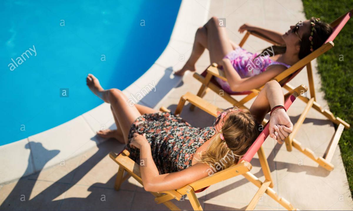 As it is correct to sunbathe in sunbed