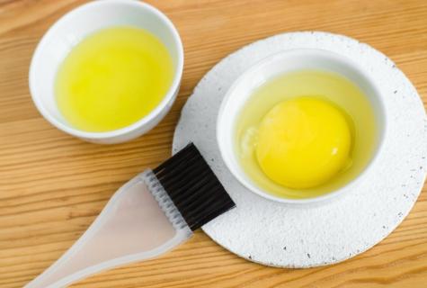 The recipe of mask for hair from egg yolk