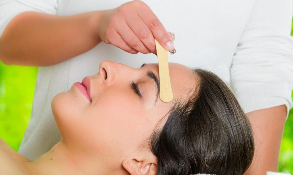 How to apply wax for laying on hair