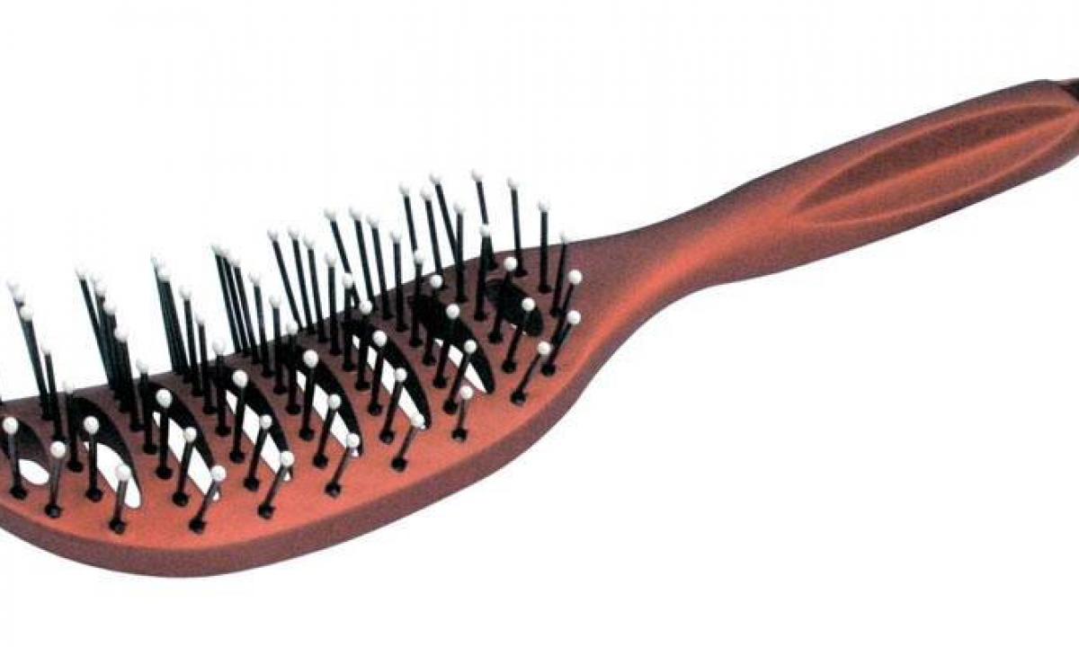 Metal hairbrushes for hair: advantage or harm