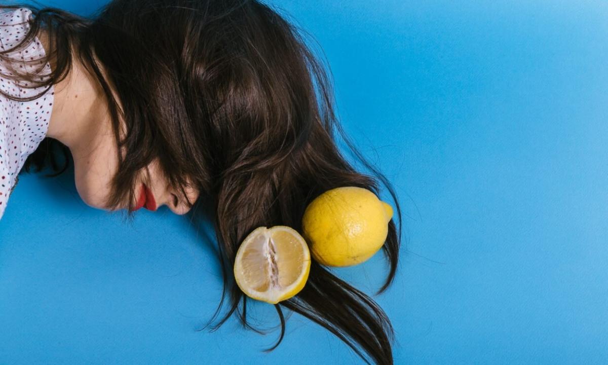 How to clarify hair by means of lemon