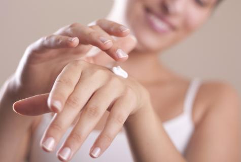 Care for skin of hands in house conditions