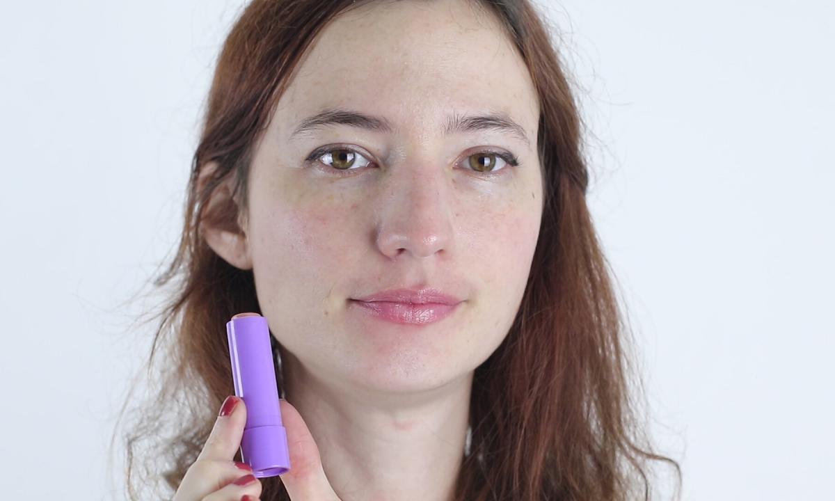 How to apply lip balm
