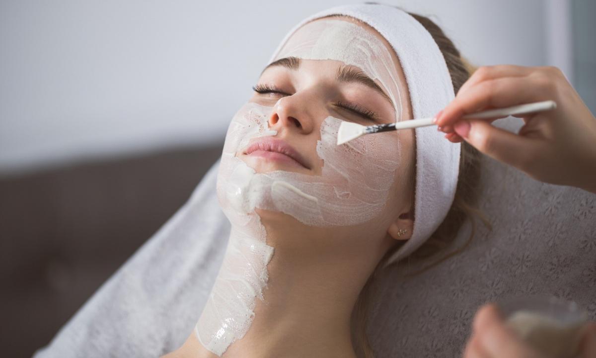 Face peel in salon: pluses and minuses