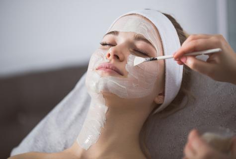 Face peel in salon: pluses and minuses