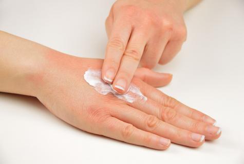 How to choose cream from cracks on hands