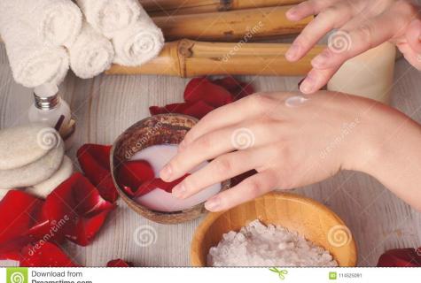 How to prepare skin lotion by the hands: national recipes