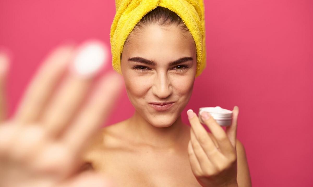 How to choose cream for oily skin of the person