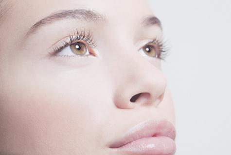 Skin care around eyes and eyelashes