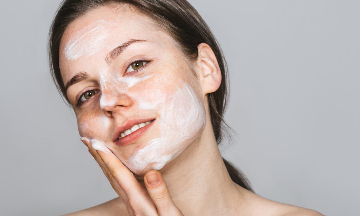 How to remove greasy luster on face