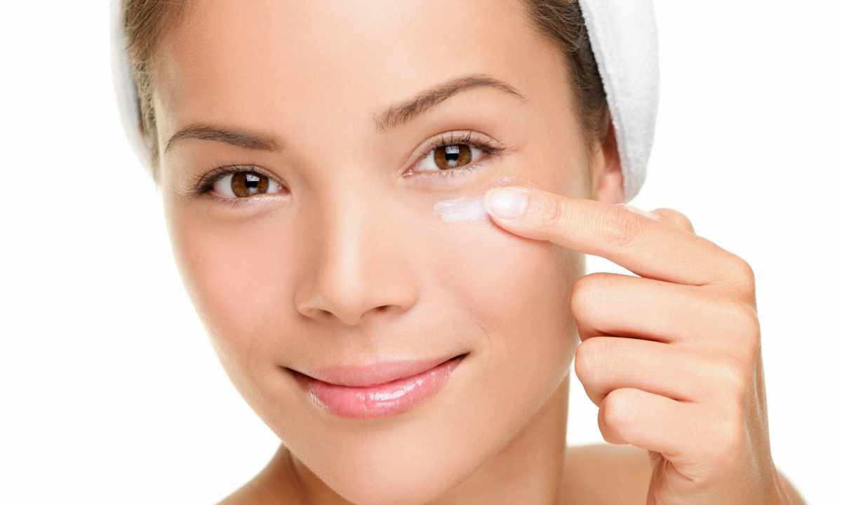 How to moisturize the skin under eyes urgently