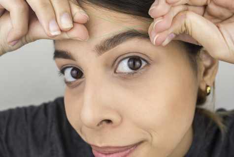 How to remove irritation after plucking out of eyebrows