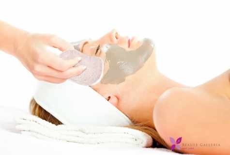 Application of celandine for face cleaning