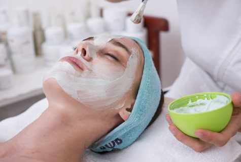 The rejuvenating peeling for the person in house conditions
