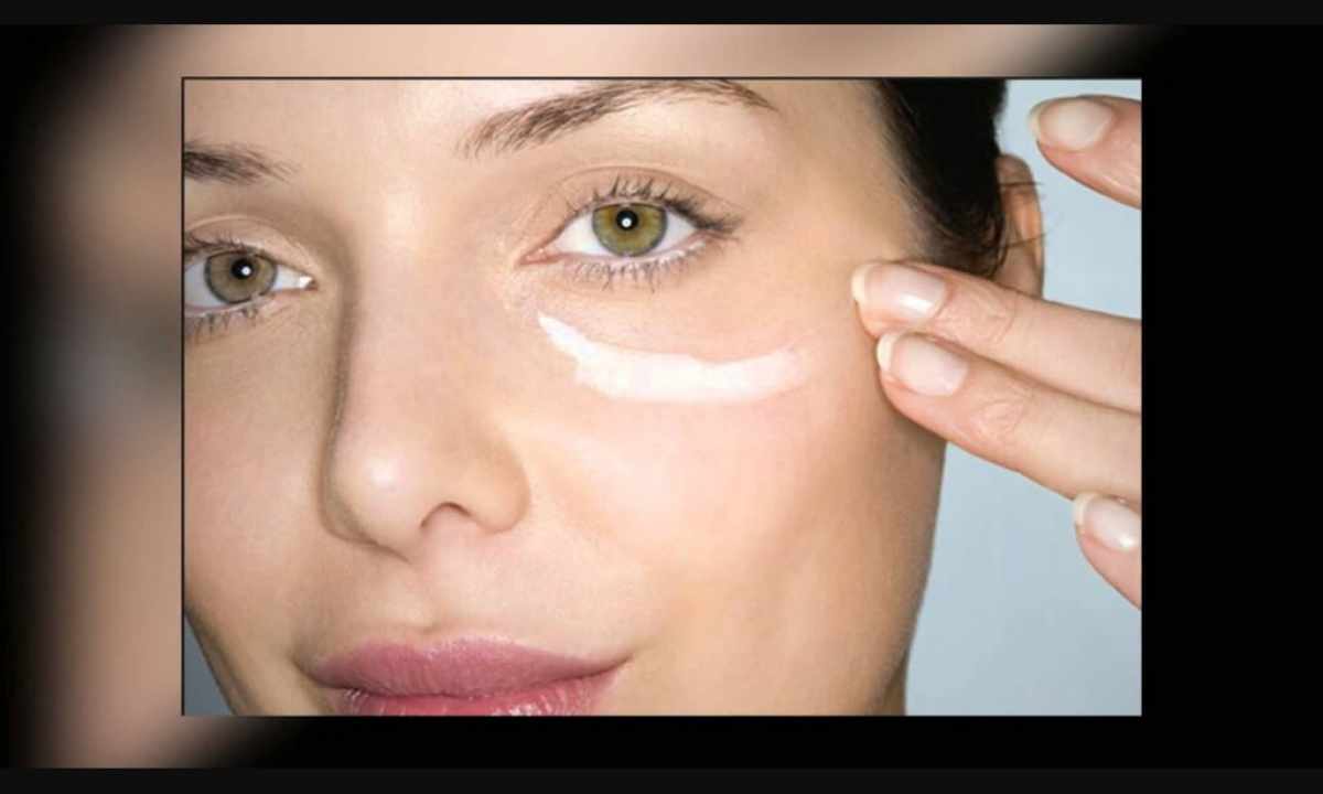 How to apply cream on eyelids