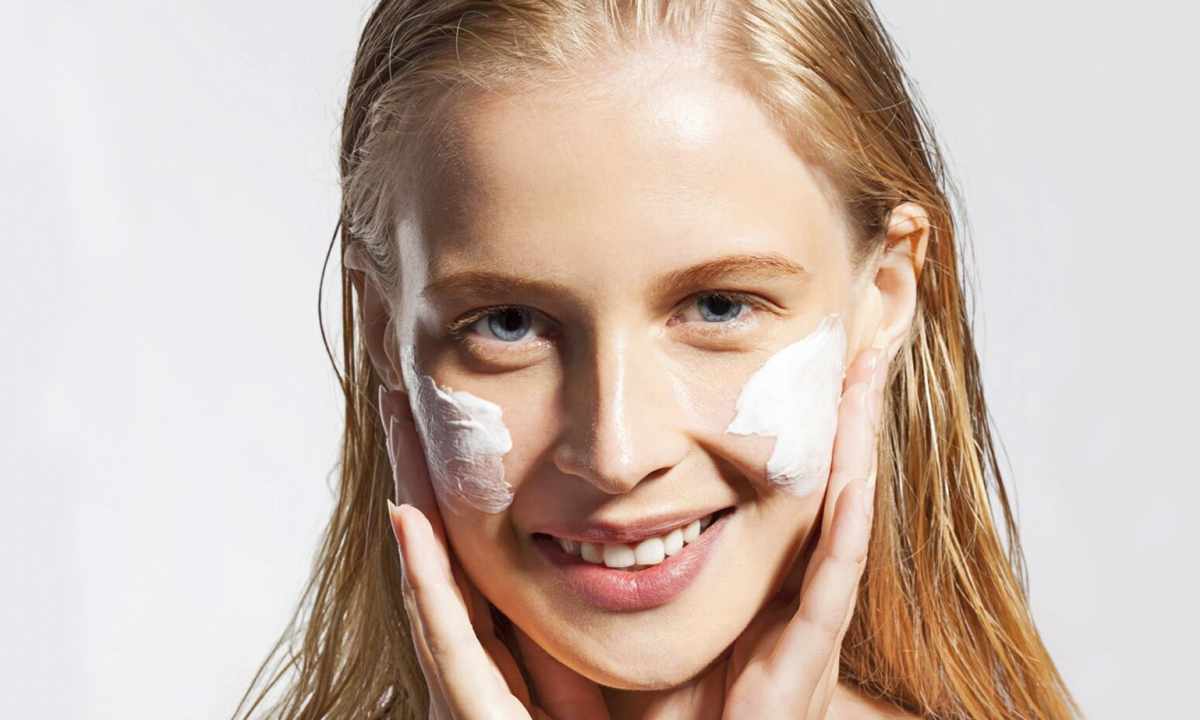 How to put children's cream on face