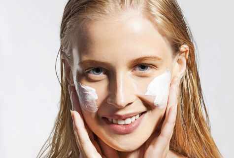 How to put children's cream on face