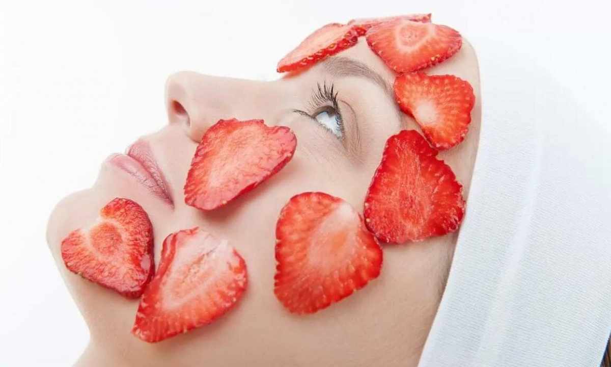 Use of strawberry in cosmetology