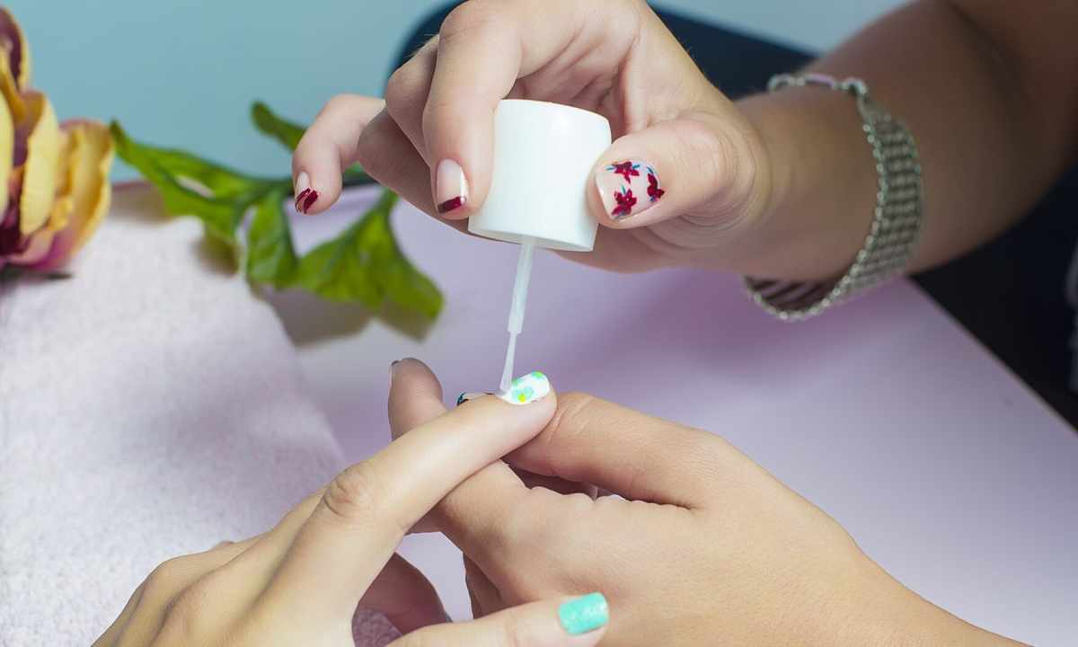 As it is correct to make manicure independently