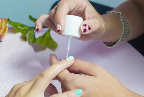 As it is correct to make manicure independently