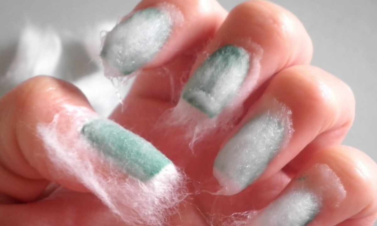 How to spread gel on nails